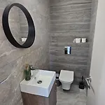 Suburban Escape Apartment *